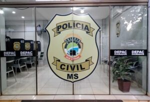 Jovem é flagrado por atear fogo em terreno e responderá por incêndio criminoso