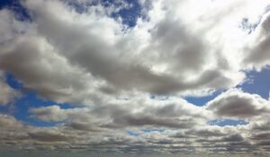 Meteorologia prevê domingo ensolarado com chance de chuva forte